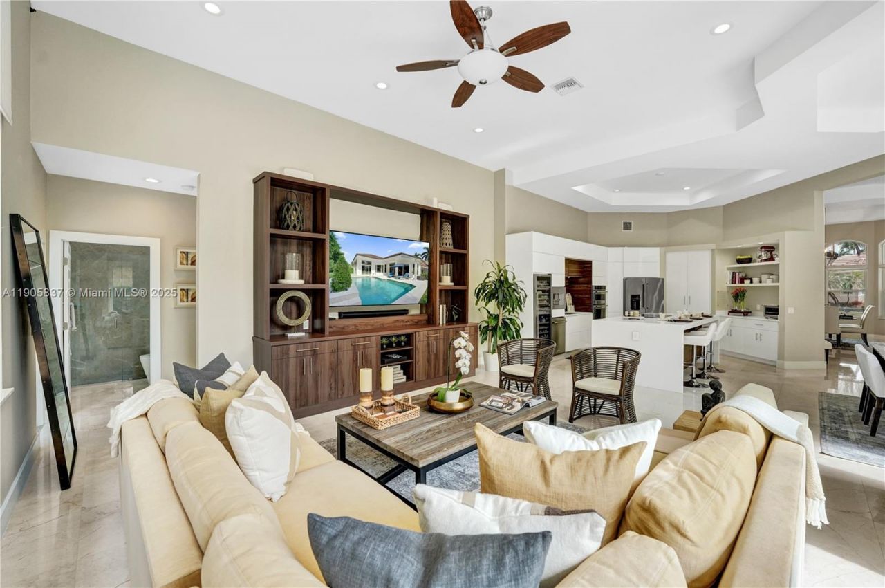 2557 NE Montclaire Cir, Weston, FL 33327 Photo