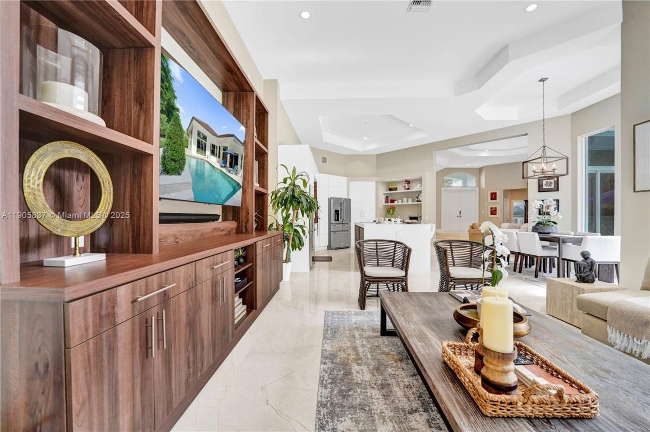 2557 NE Montclaire Cir, Weston, FL 33327 Photo