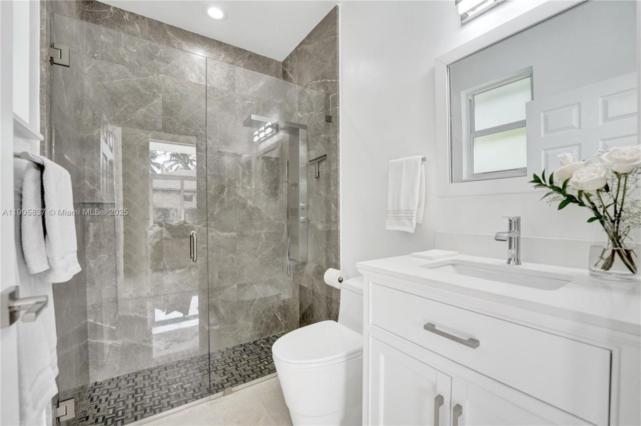 2557 NE Montclaire Cir, Weston, FL 33327 Photo