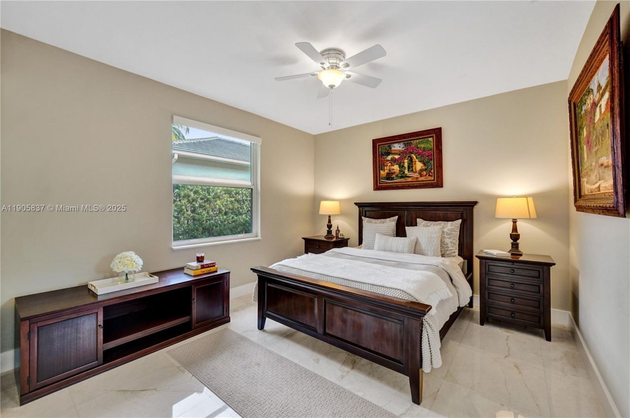 2557 NE Montclaire Cir, Weston, FL 33327 Photo