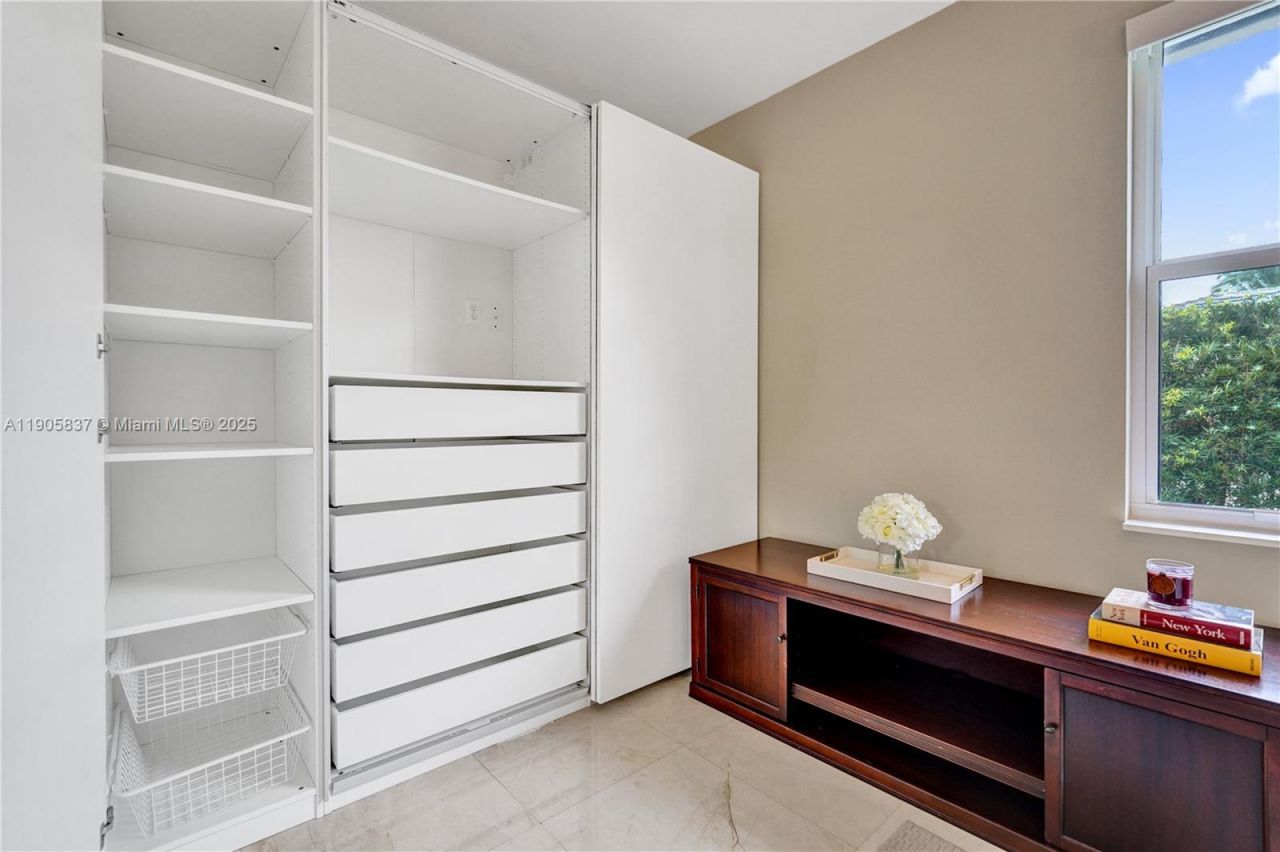 2557 NE Montclaire Cir, Weston, FL 33327 Photo