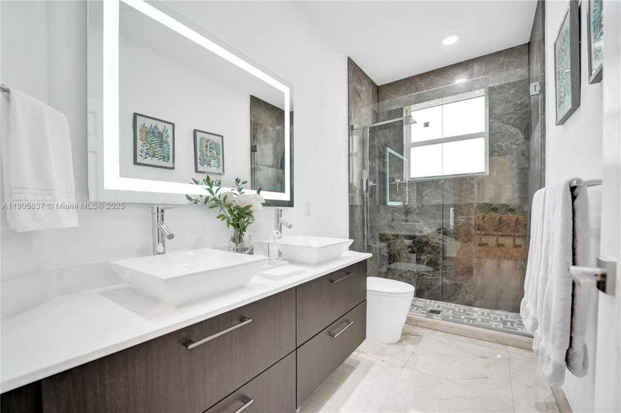 2557 NE Montclaire Cir, Weston, FL 33327 Photo