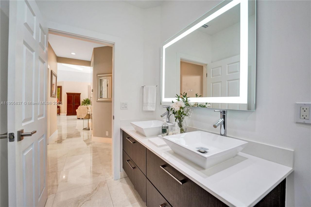 2557 NE Montclaire Cir, Weston, FL 33327 Photo