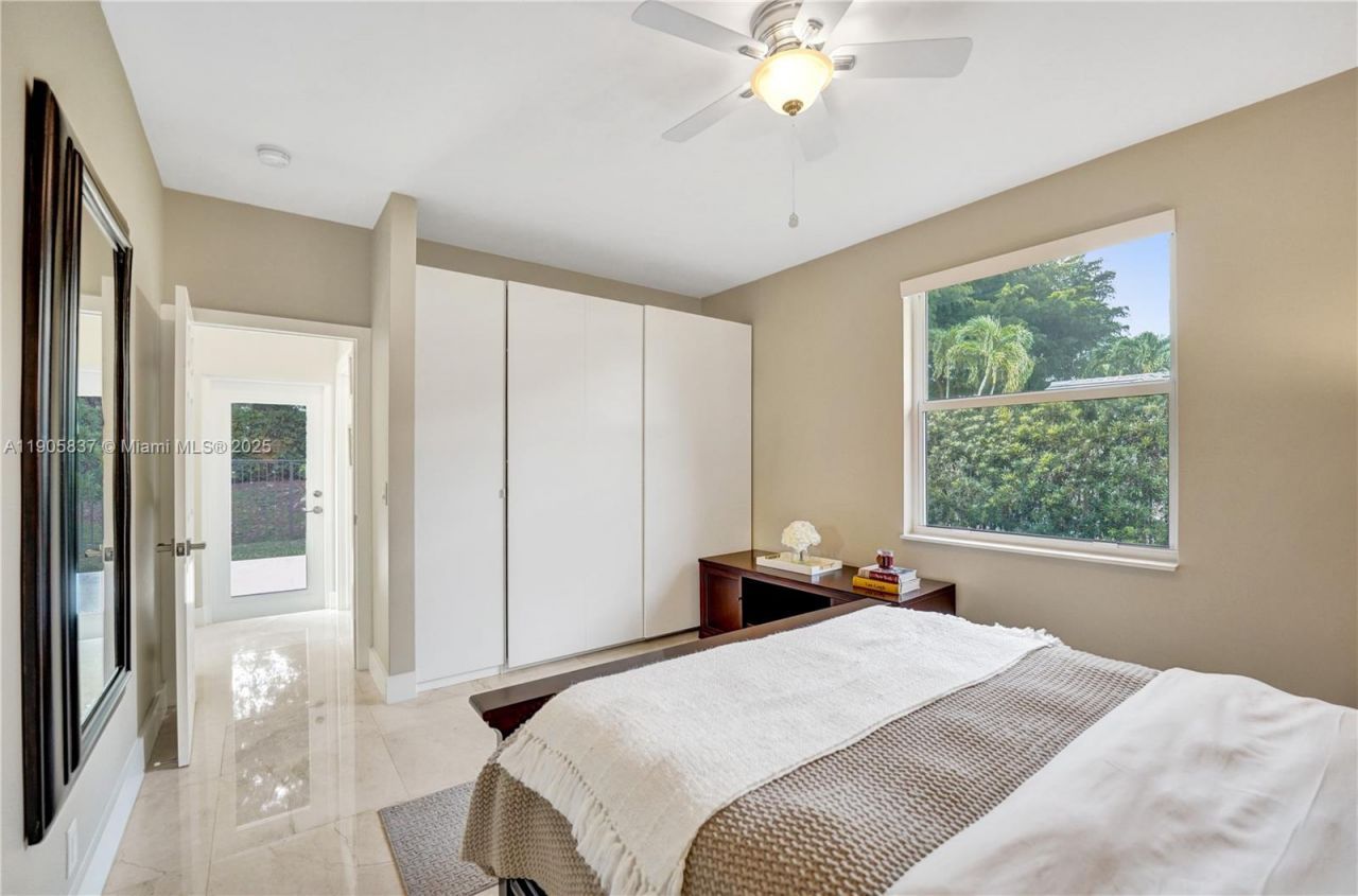 2557 NE Montclaire Cir, Weston, FL 33327 Photo