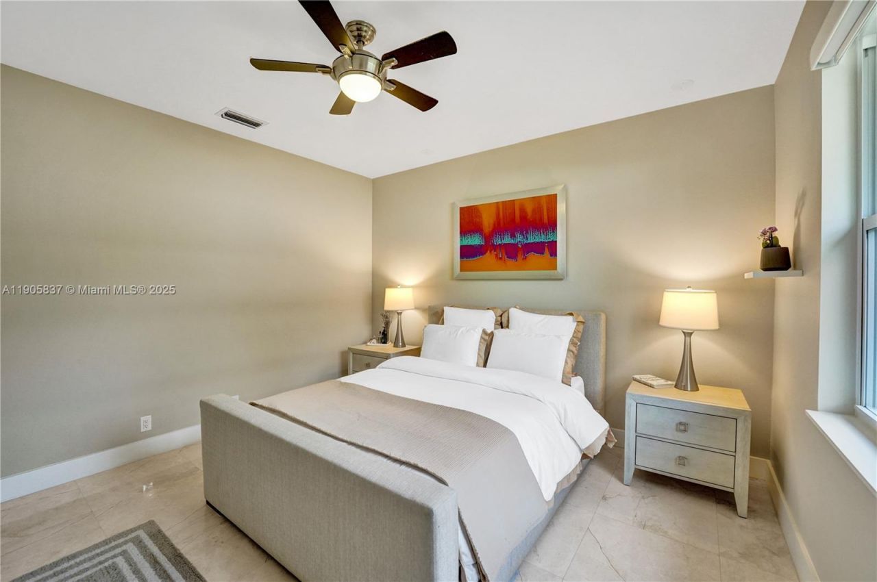 2557 NE Montclaire Cir, Weston, FL 33327 Photo