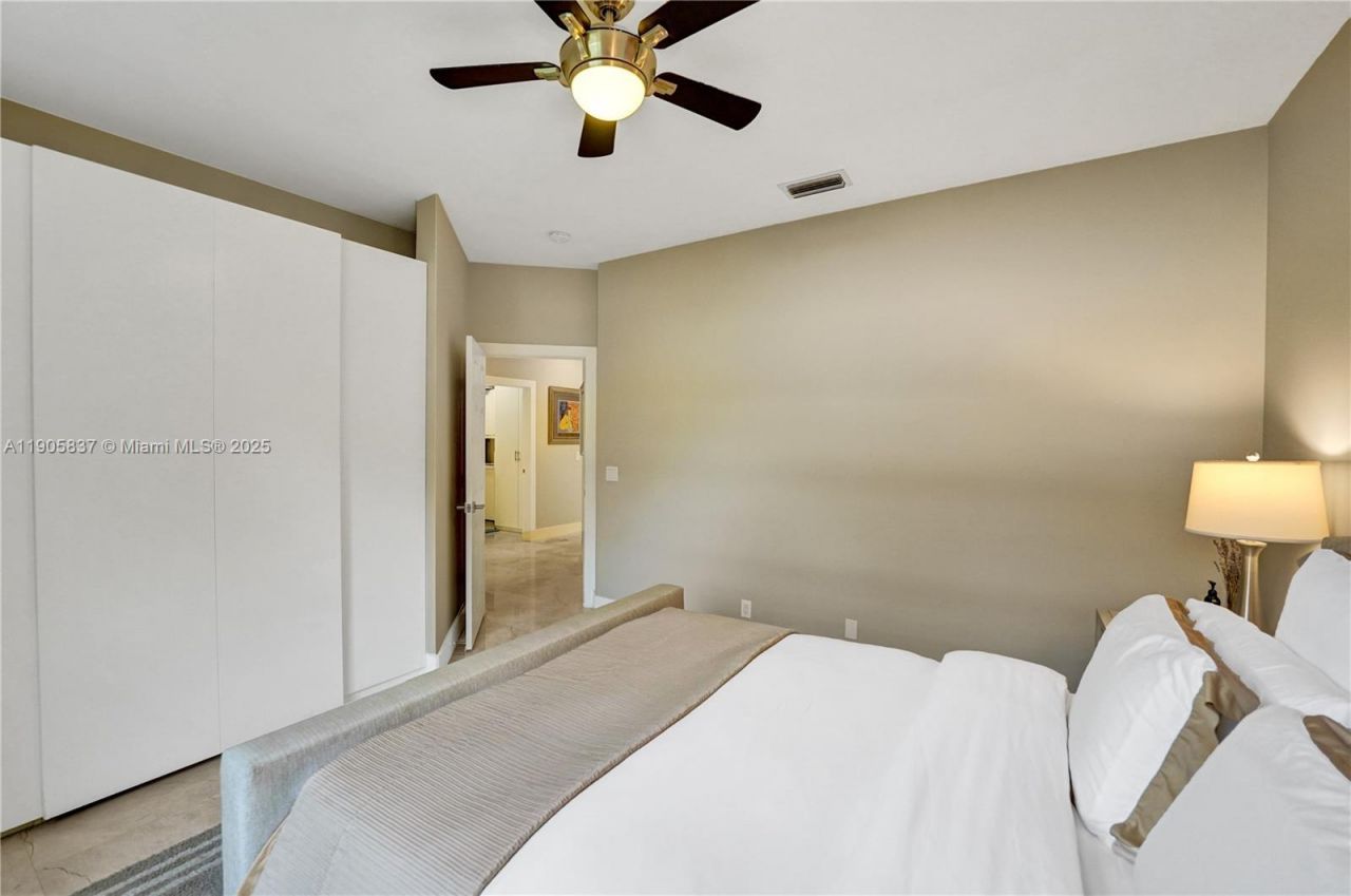 2557 NE Montclaire Cir, Weston, FL 33327 Photo