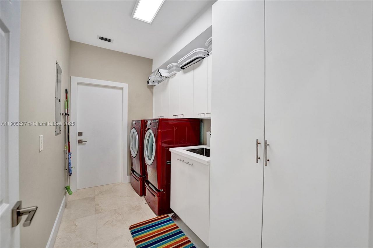 2557 NE Montclaire Cir, Weston, FL 33327 Photo