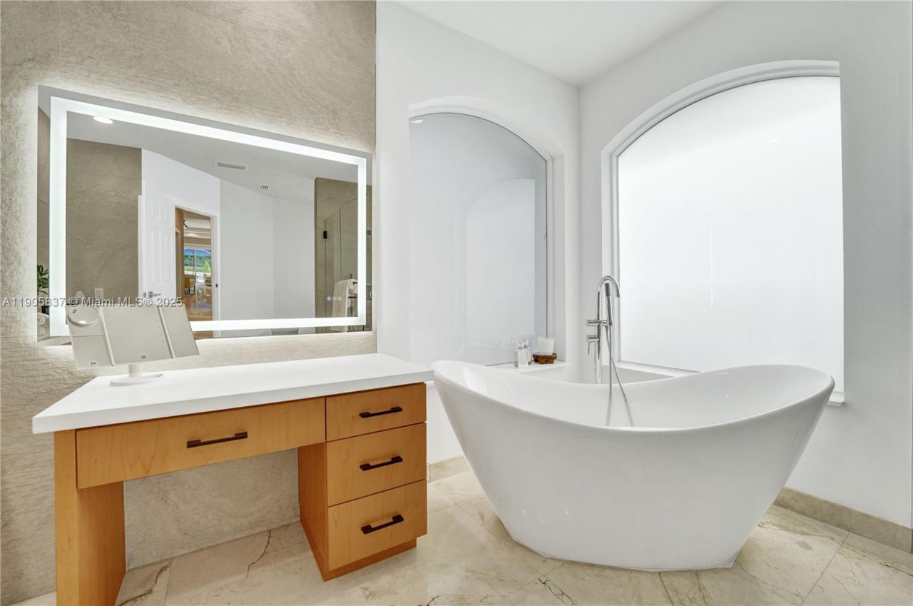 2557 NE Montclaire Cir, Weston, FL 33327 Photo