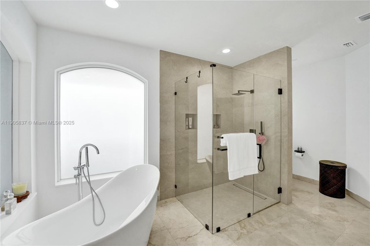 2557 NE Montclaire Cir, Weston, FL 33327 Photo