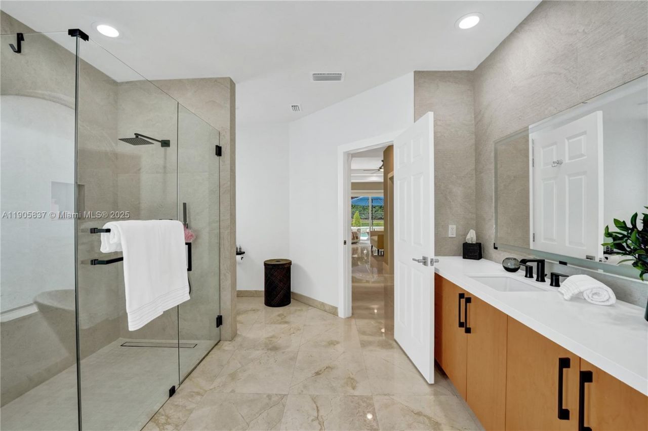 2557 NE Montclaire Cir, Weston, FL 33327 Photo