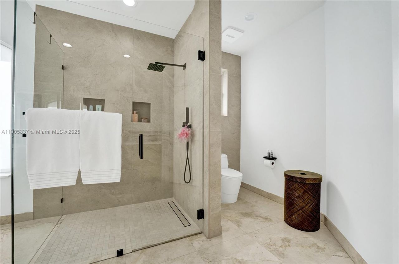 2557 NE Montclaire Cir, Weston, FL 33327 Photo