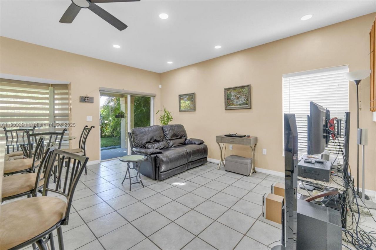 18865 NW 1st St, Pembroke Pines, FL 33029 Photo
