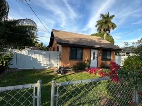 320 NW 2nd St, Florida City, FL 33034