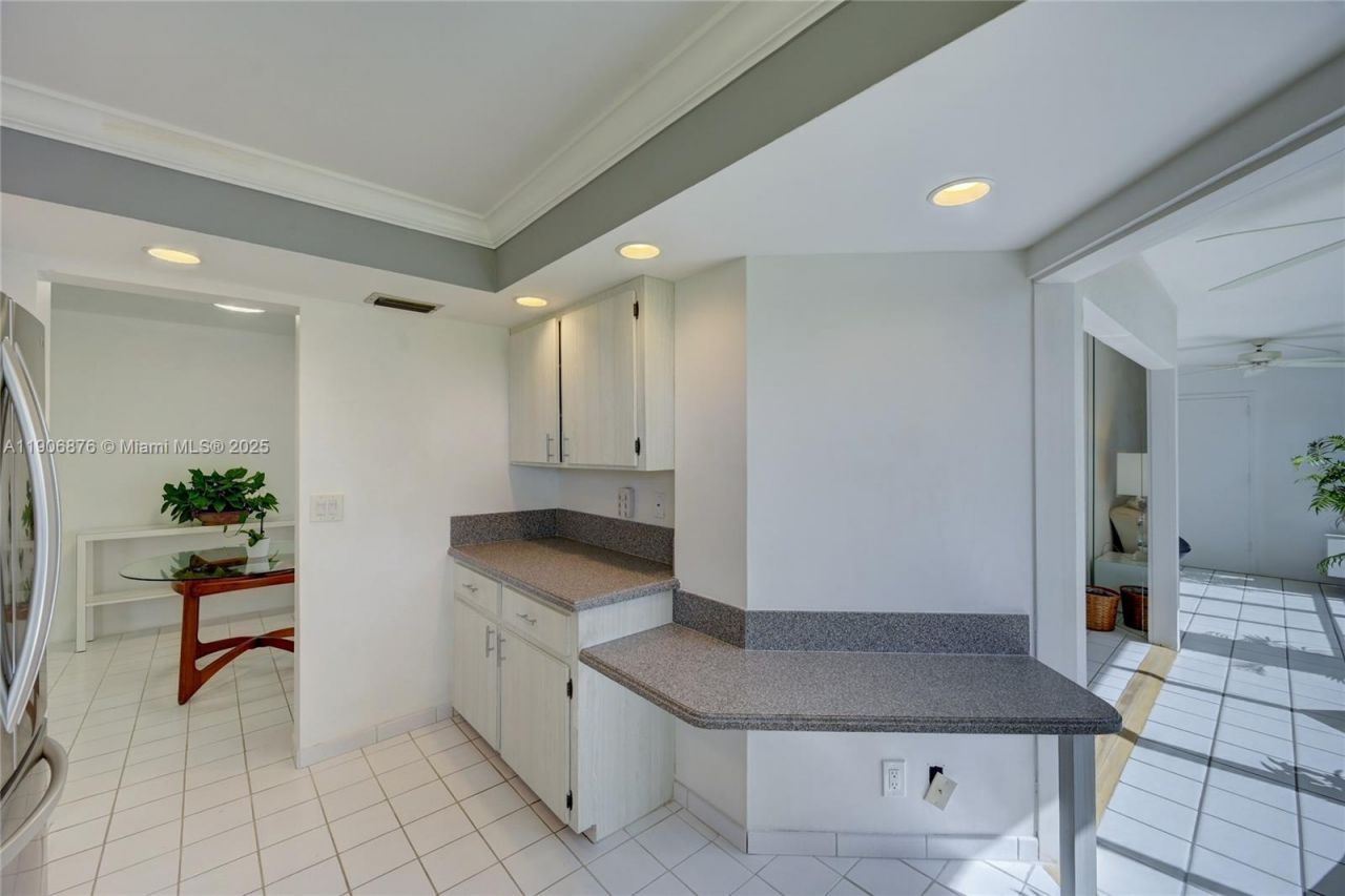 3654 Via Poinciana, Unit 502, Lake Worth, FL 33467 Photo