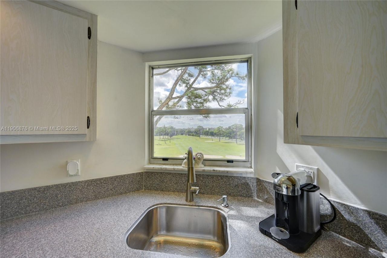3654 Via Poinciana, Unit 502, Lake Worth, FL 33467 Photo