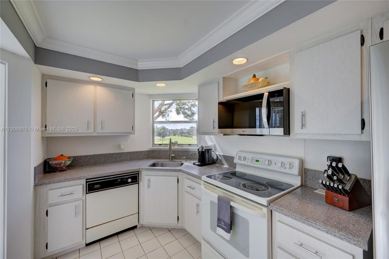 3654 Via Poinciana, Unit 502, Lake Worth, FL 33467 Photo