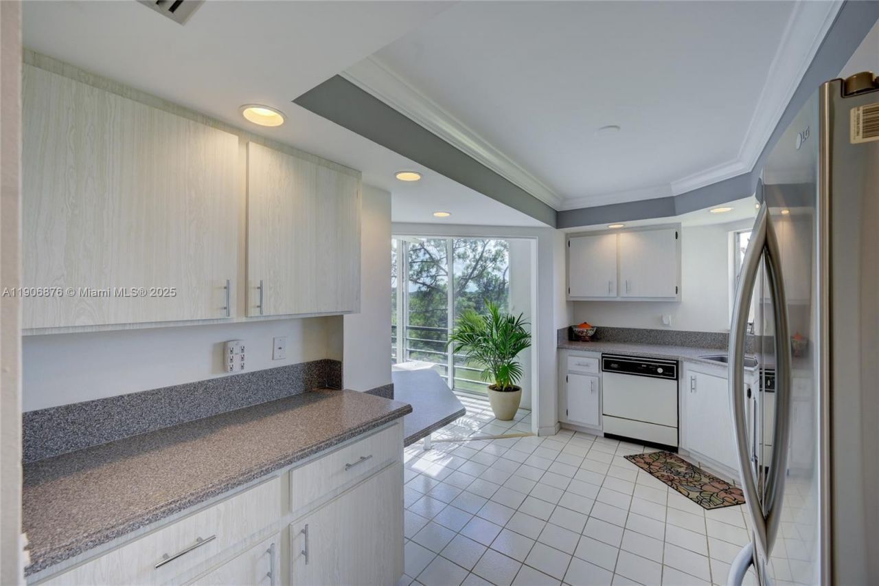 3654 Via Poinciana, Unit 502, Lake Worth, FL 33467 Photo