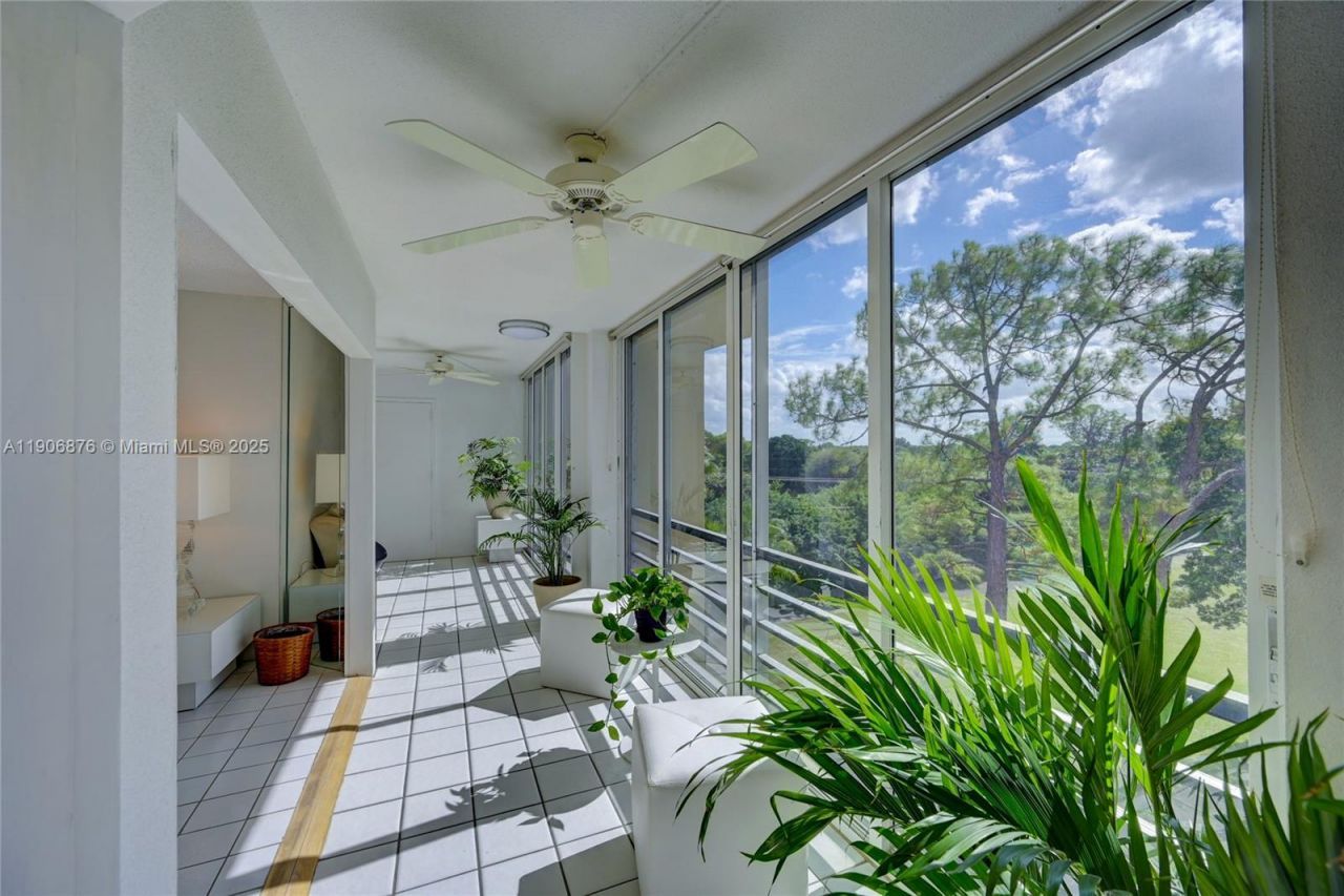 3654 Via Poinciana, Unit 502, Lake Worth, FL 33467 Photo