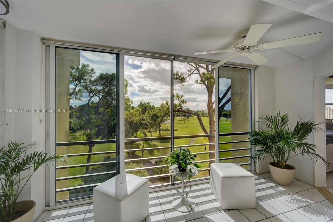 3654 Via Poinciana, Unit 502, Lake Worth, FL 33467 Photo
