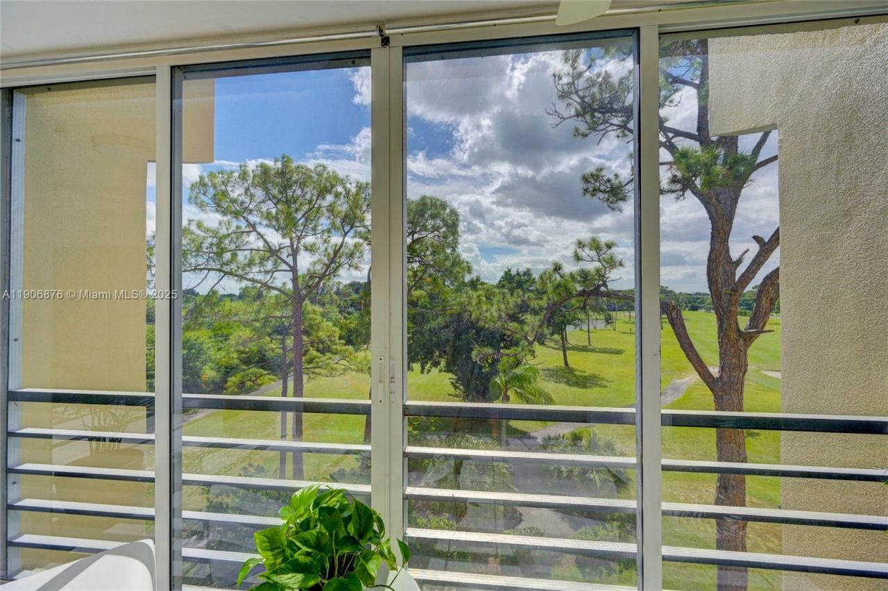 3654 Via Poinciana, Unit 502, Lake Worth, FL 33467 Photo