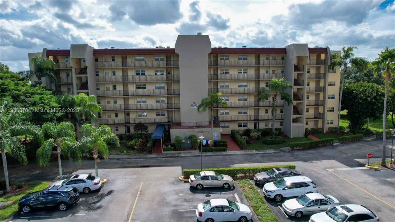 3654 Via Poinciana, Unit 502, Lake Worth, FL 33467 Photo