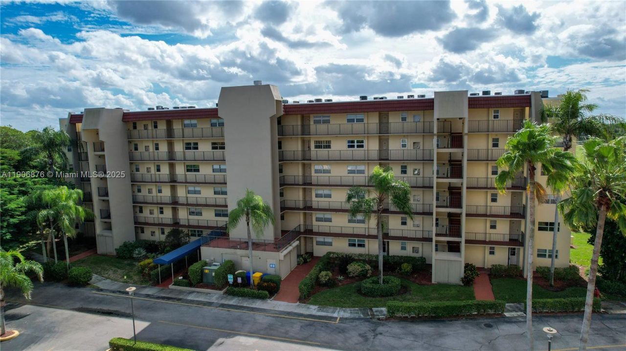 3654 Via Poinciana, Unit 502, Lake Worth, FL 33467 Photo