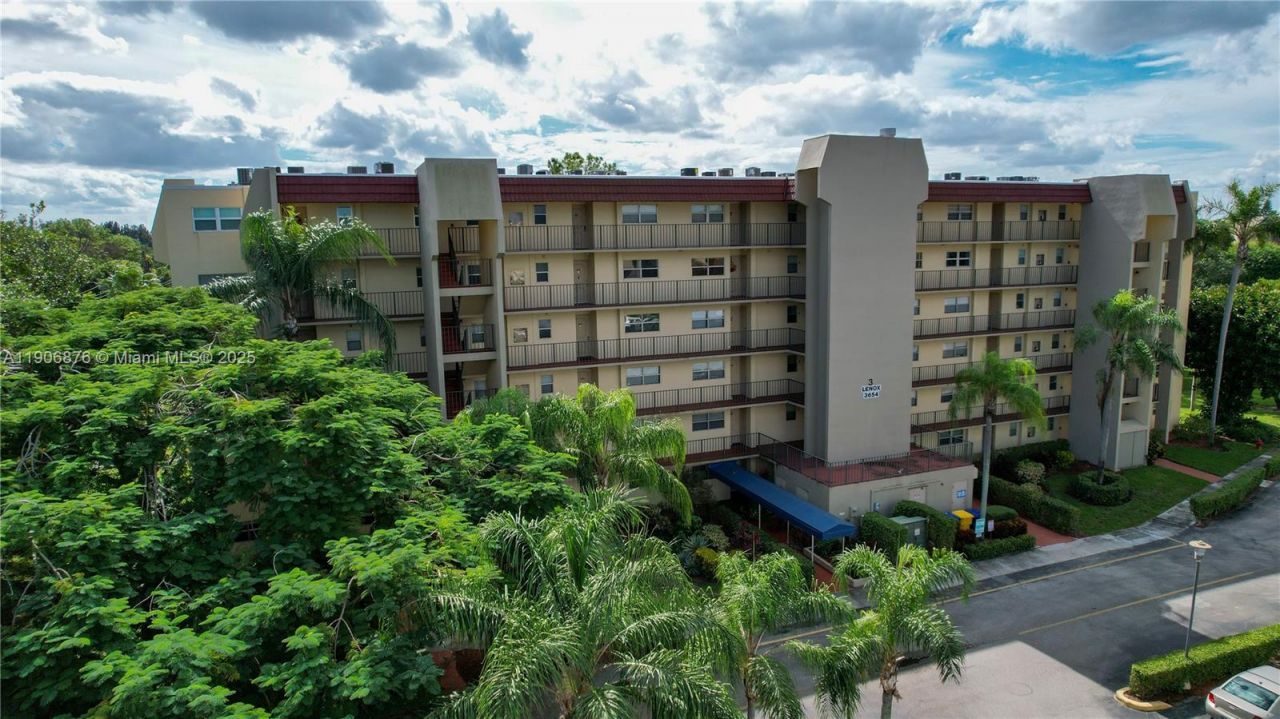 3654 Via Poinciana, Unit 502, Lake Worth, FL 33467 Photo