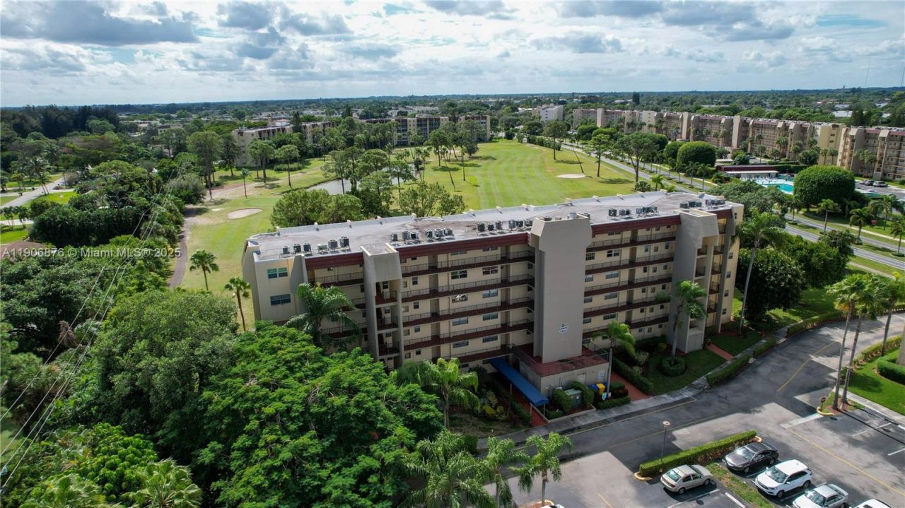 3654 Via Poinciana, Unit 502, Lake Worth, FL 33467 Photo