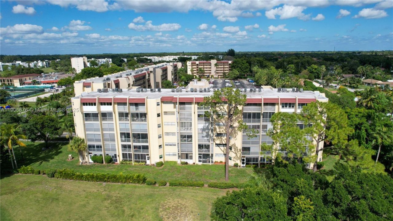 3654 Via Poinciana, Unit 502, Lake Worth, FL 33467 Photo