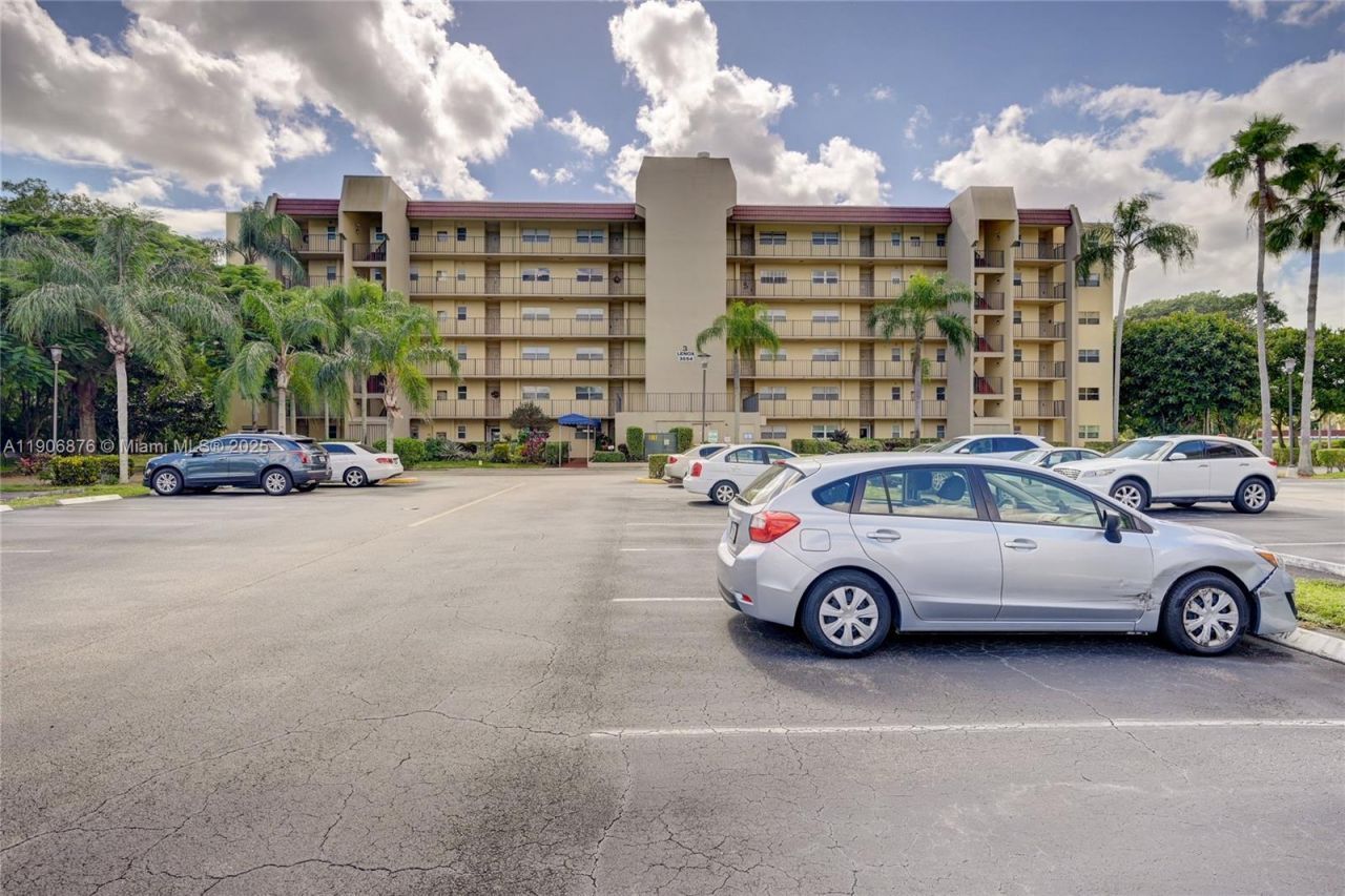 3654 Via Poinciana, Unit 502, Lake Worth, FL 33467 Photo