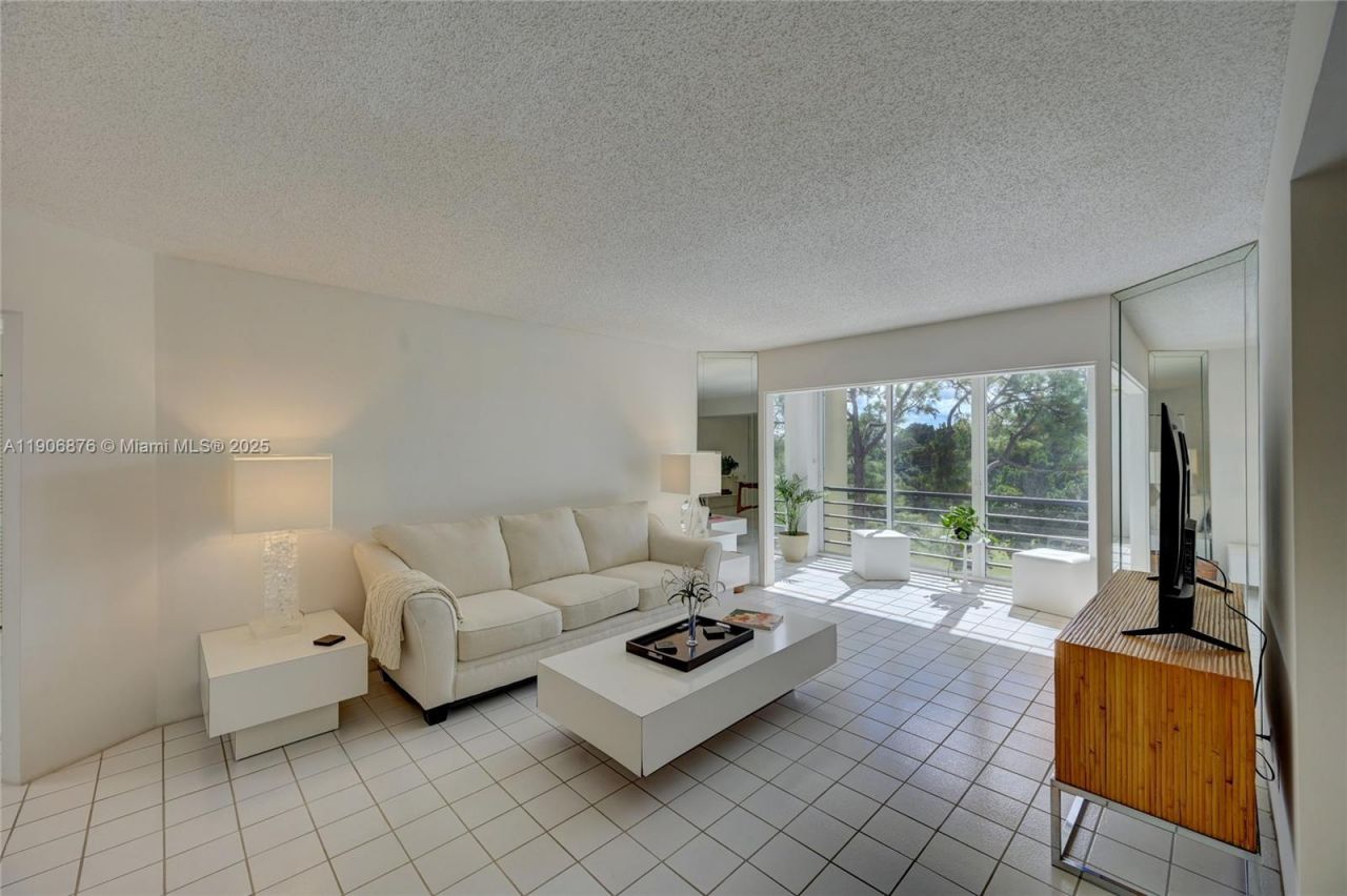 3654 Via Poinciana, Unit 502, Lake Worth, FL 33467 Photo