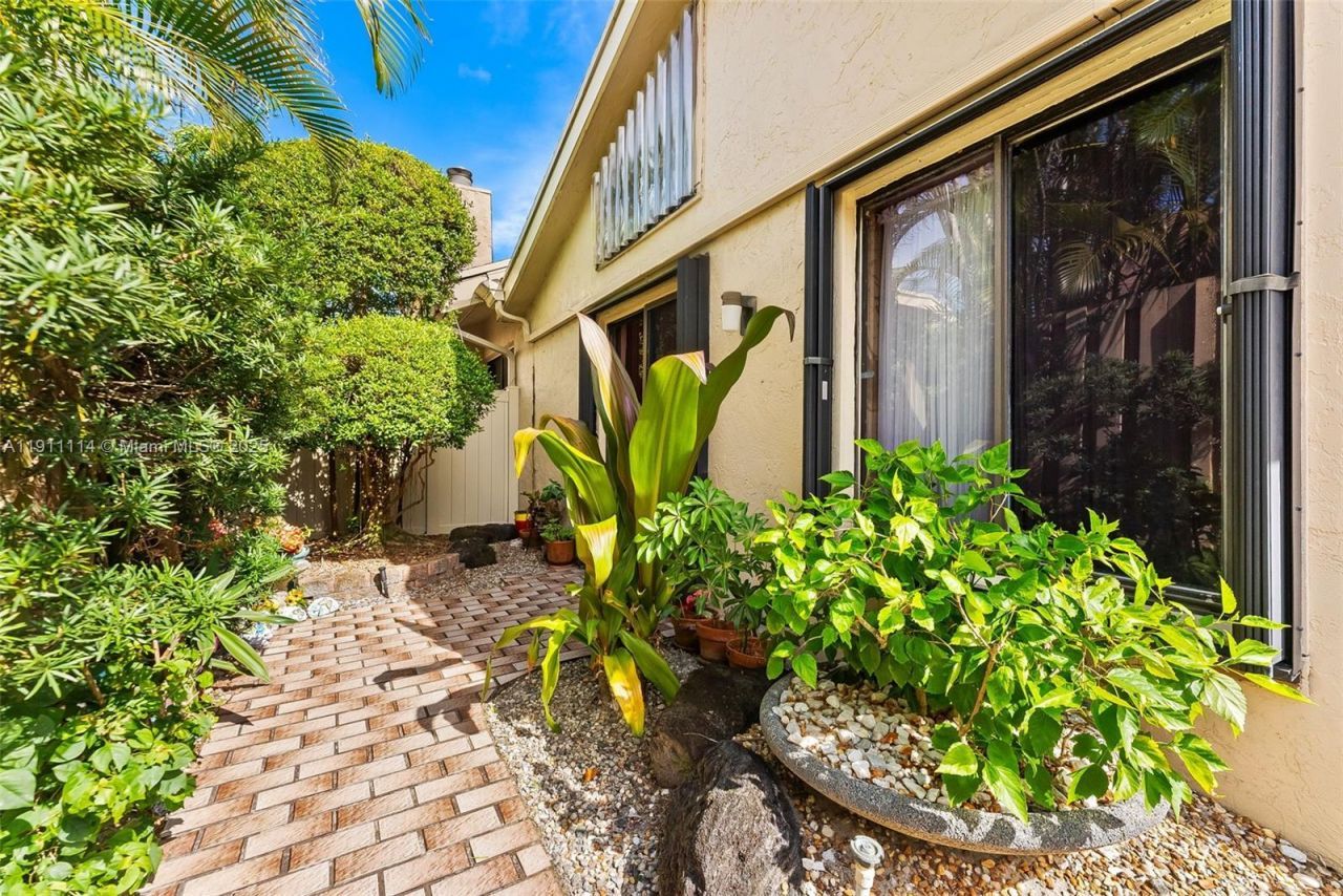 7665 Sierra Dr W, Boca Raton, FL 33433 Photo