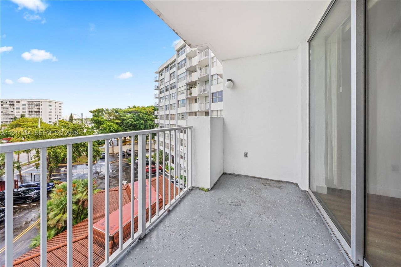 1300 NE Miami Gardens Dr, Unit 512E, Miami, FL 33179 Photo