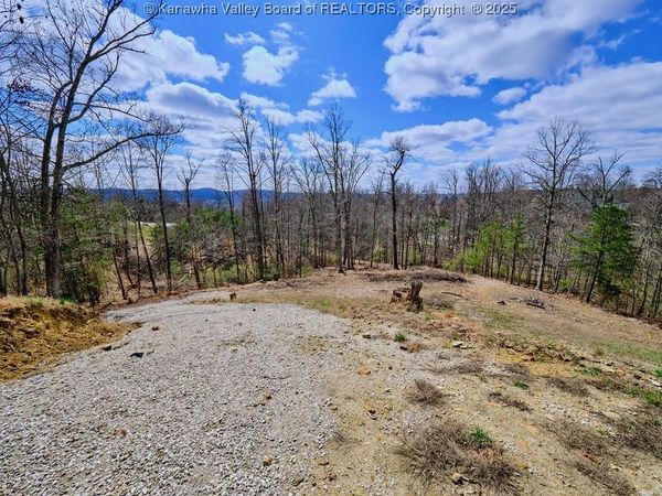 9000-9001 Claymont Circle, Hurricane, WV 25526
