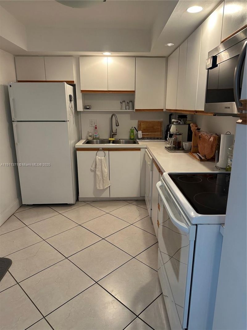 3113 S Ocean Dr, Unit 404, Hallandale Beach, FL 33009 Photo