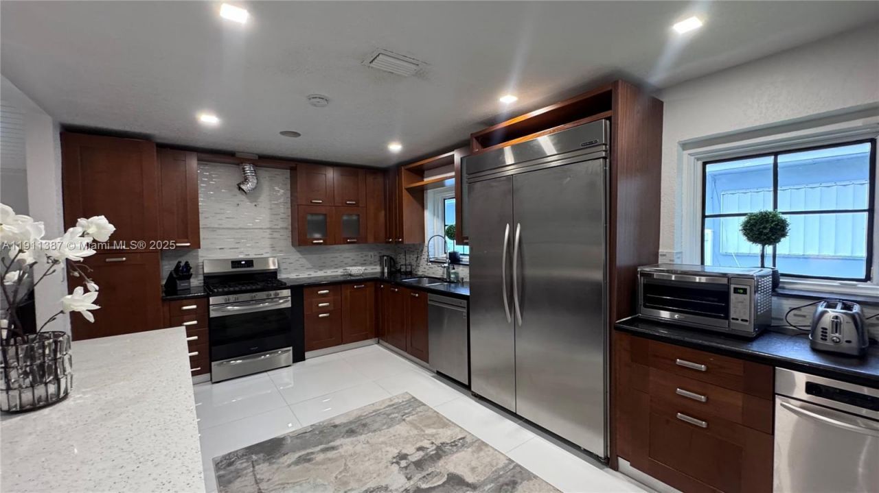 1332 Van Buren St (avail 04/01/2026), Hollywood, FL 33019 Photo