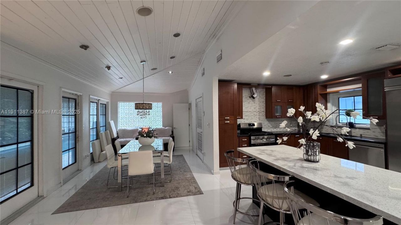 1332 Van Buren St (avail 04/01/2026), Hollywood, FL 33019 Photo