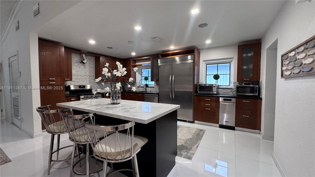 1332 Van Buren St (avail 04/01/2026), Hollywood, FL 33019 Photo