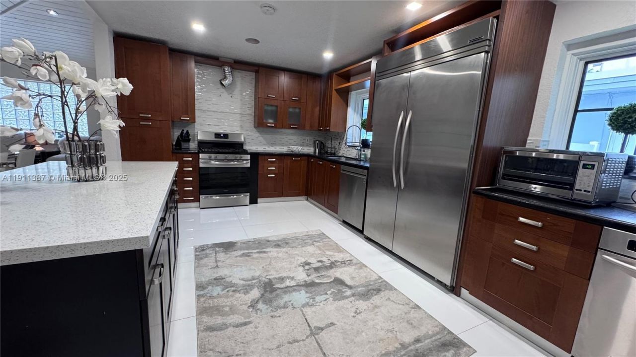 1332 Van Buren St (avail 04/01/2026), Hollywood, FL 33019 Photo