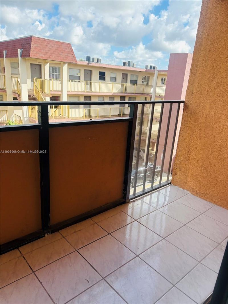 295 NW 72nd Ave, Unit 401, Miami, FL 33126 Photo