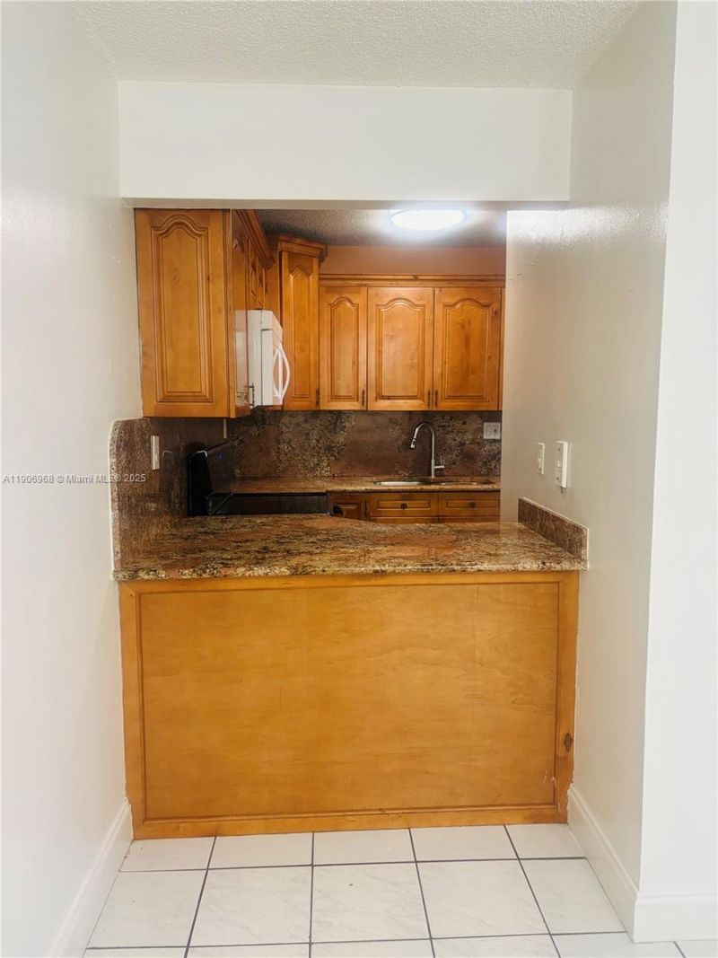 295 NW 72nd Ave, Unit 401, Miami, FL 33126 Photo