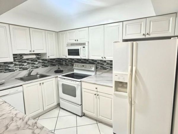 4158 Inverrary Dr, Unit 405, Lauderhill, FL 33319