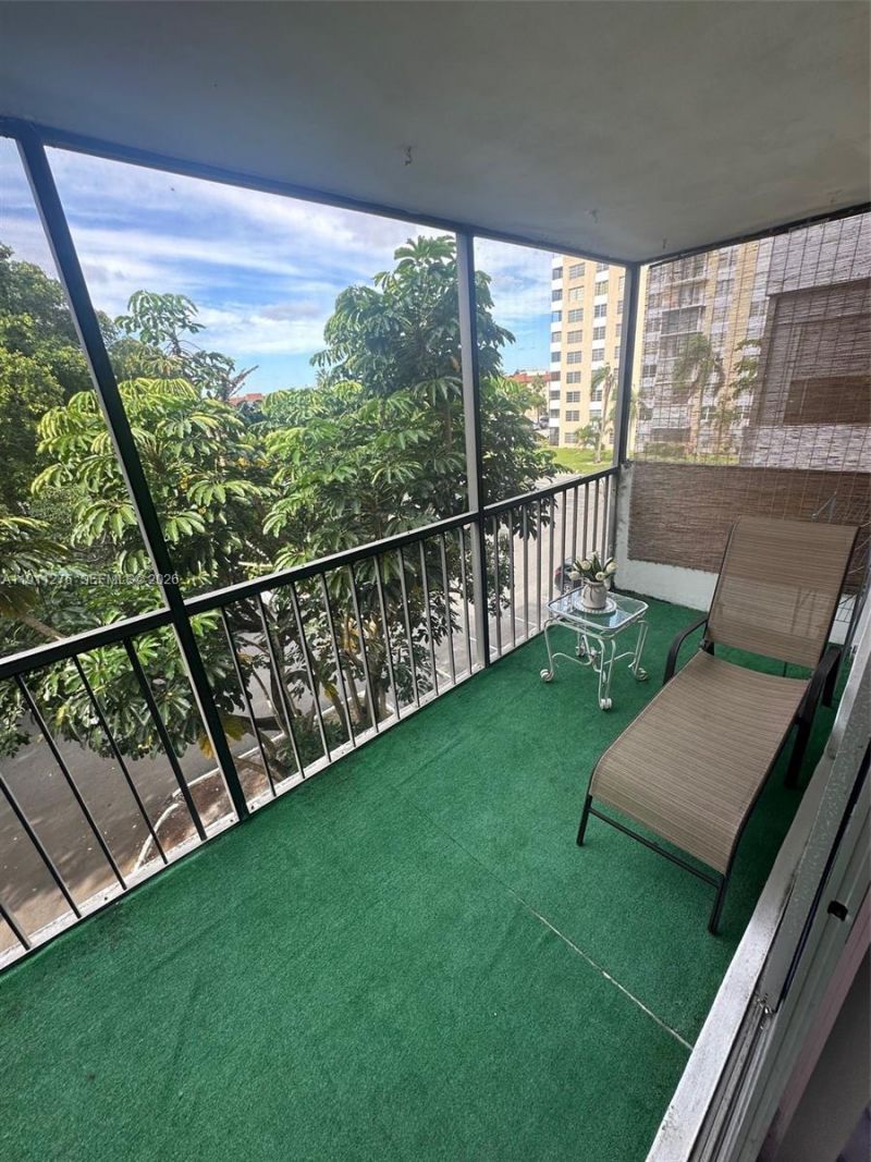 4158 Inverrary Dr, Unit 405, Lauderhill, FL 33319 Photo