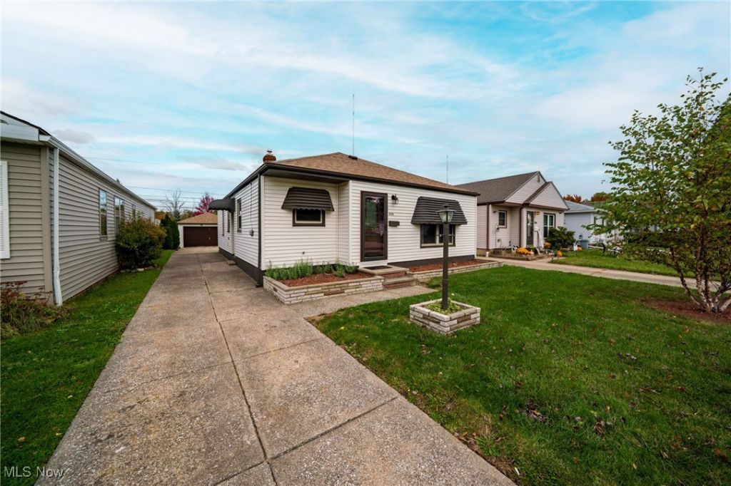 3018 Center Drive, Parma, OH 44134 Main Photo