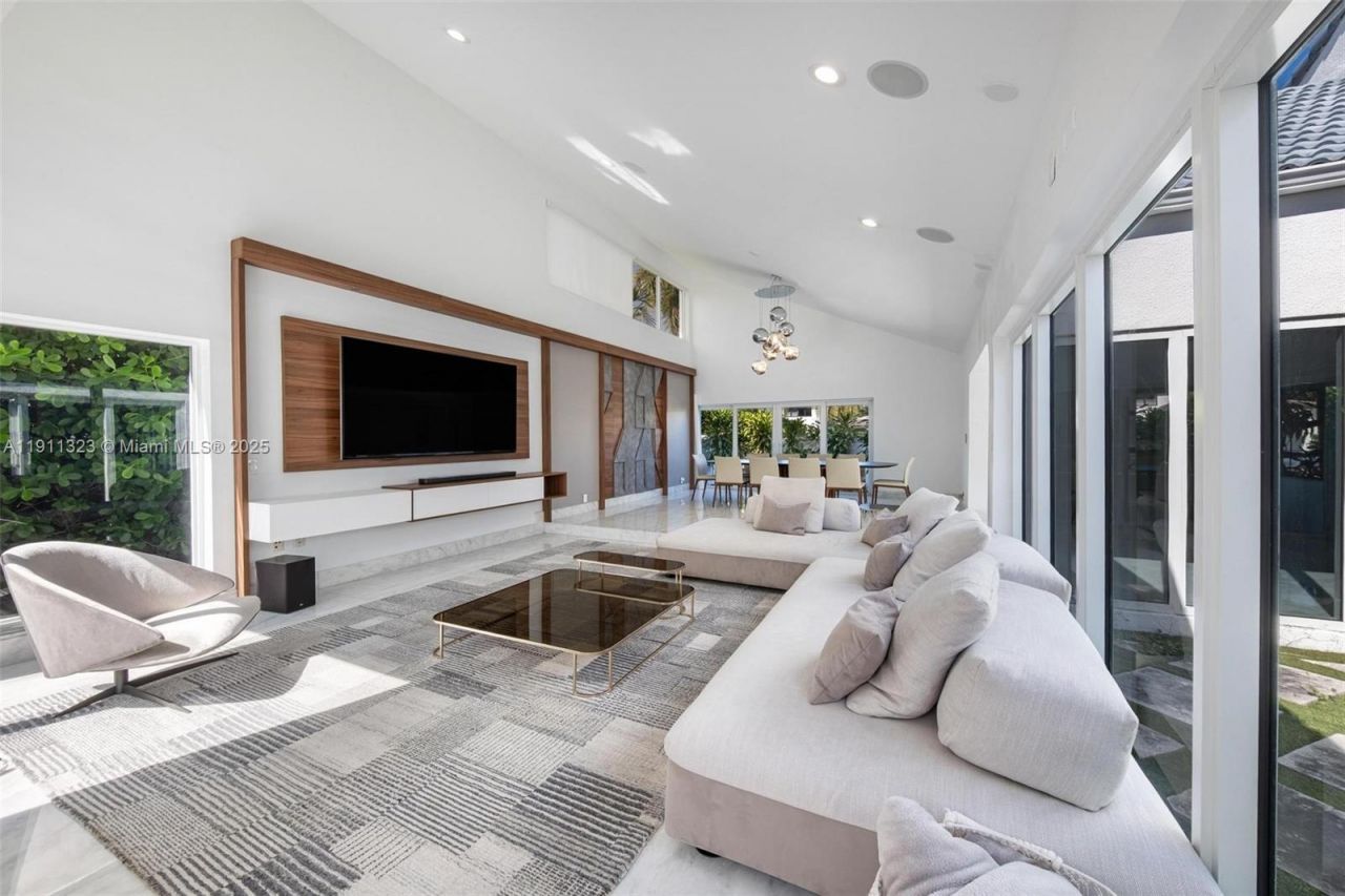 449 Holiday Dr, Hallandale Beach, FL 33009 Photo