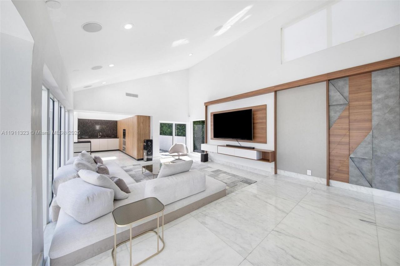 449 Holiday Dr, Hallandale Beach, FL 33009 Photo