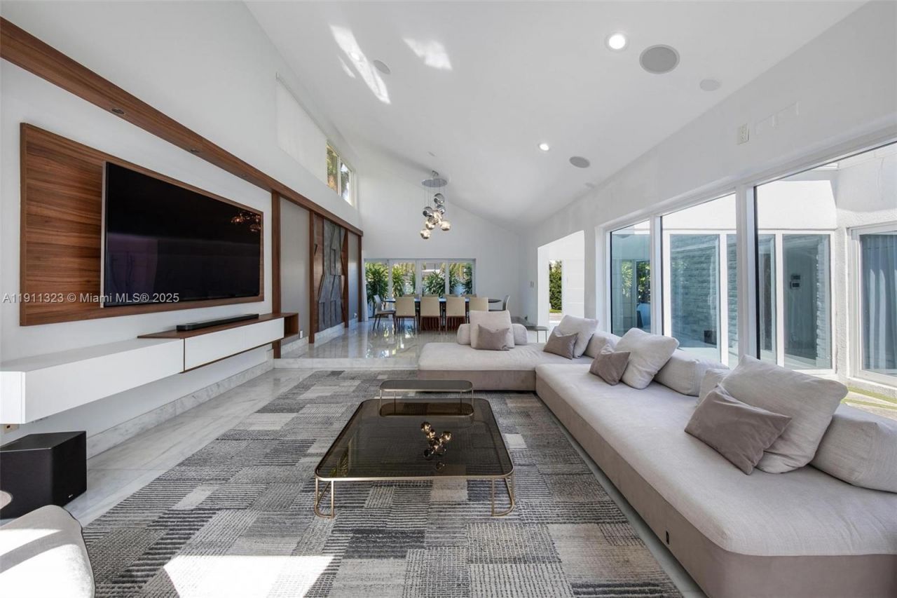 449 Holiday Dr, Hallandale Beach, FL 33009 Photo