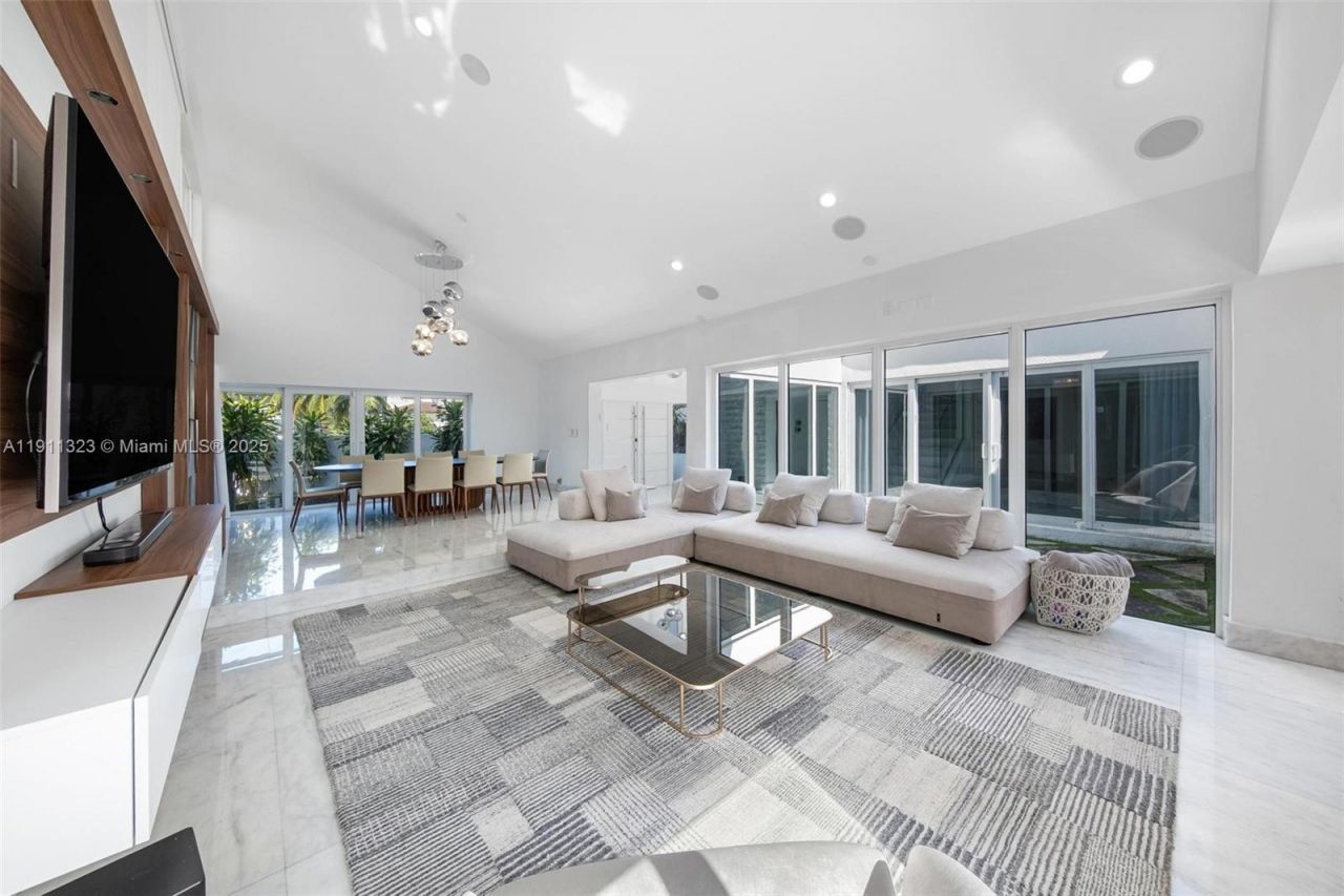 449 Holiday Dr, Hallandale Beach, FL 33009 Photo