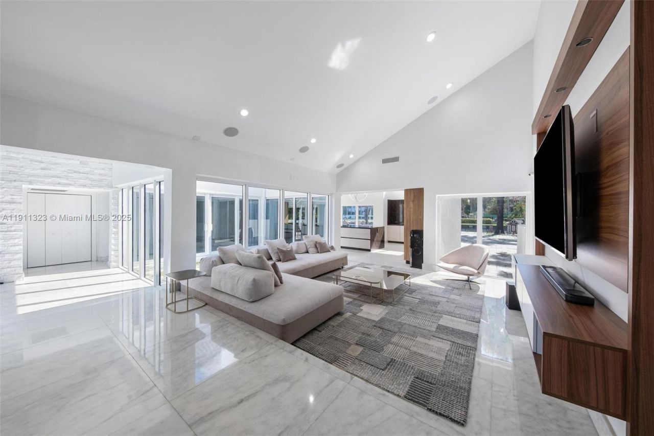 449 Holiday Dr, Hallandale Beach, FL 33009 Photo