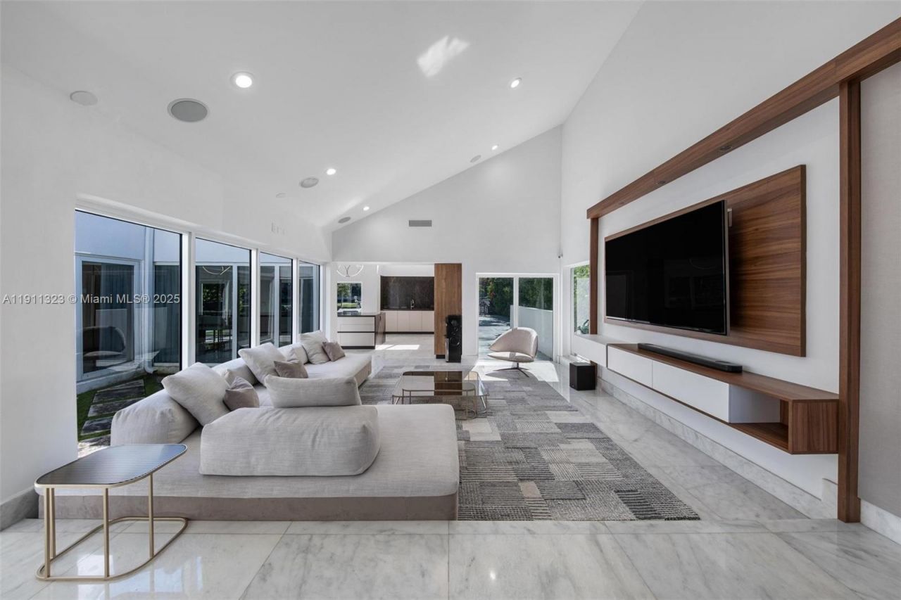 449 Holiday Dr, Hallandale Beach, FL 33009 Photo